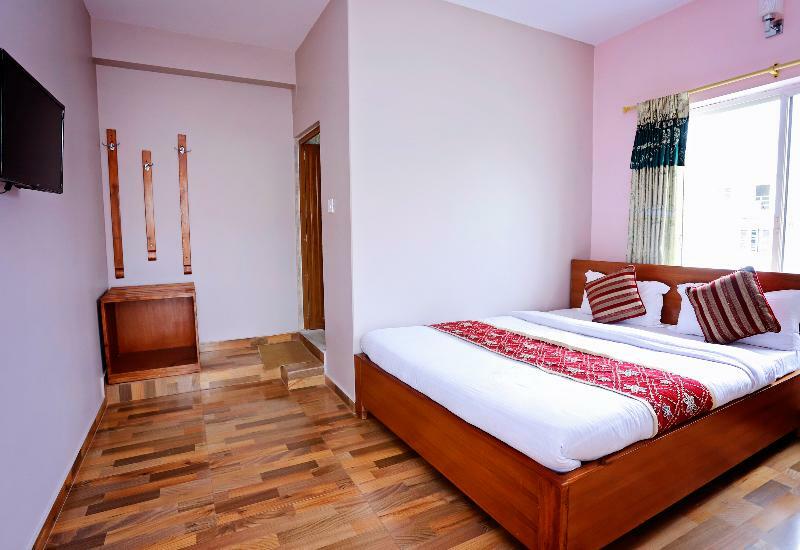 Oyo 575 Api Suites Pokhara Zewnętrze zdjęcie