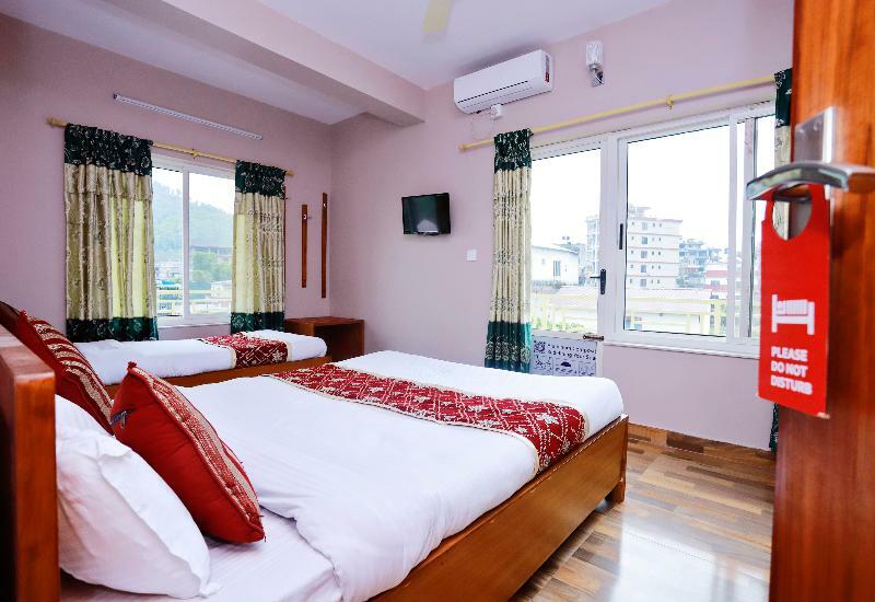 Oyo 575 Api Suites Pokhara Zewnętrze zdjęcie