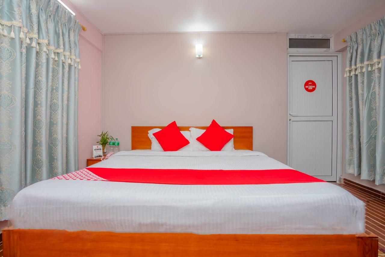 Oyo 575 Api Suites Pokhara Zewnętrze zdjęcie
