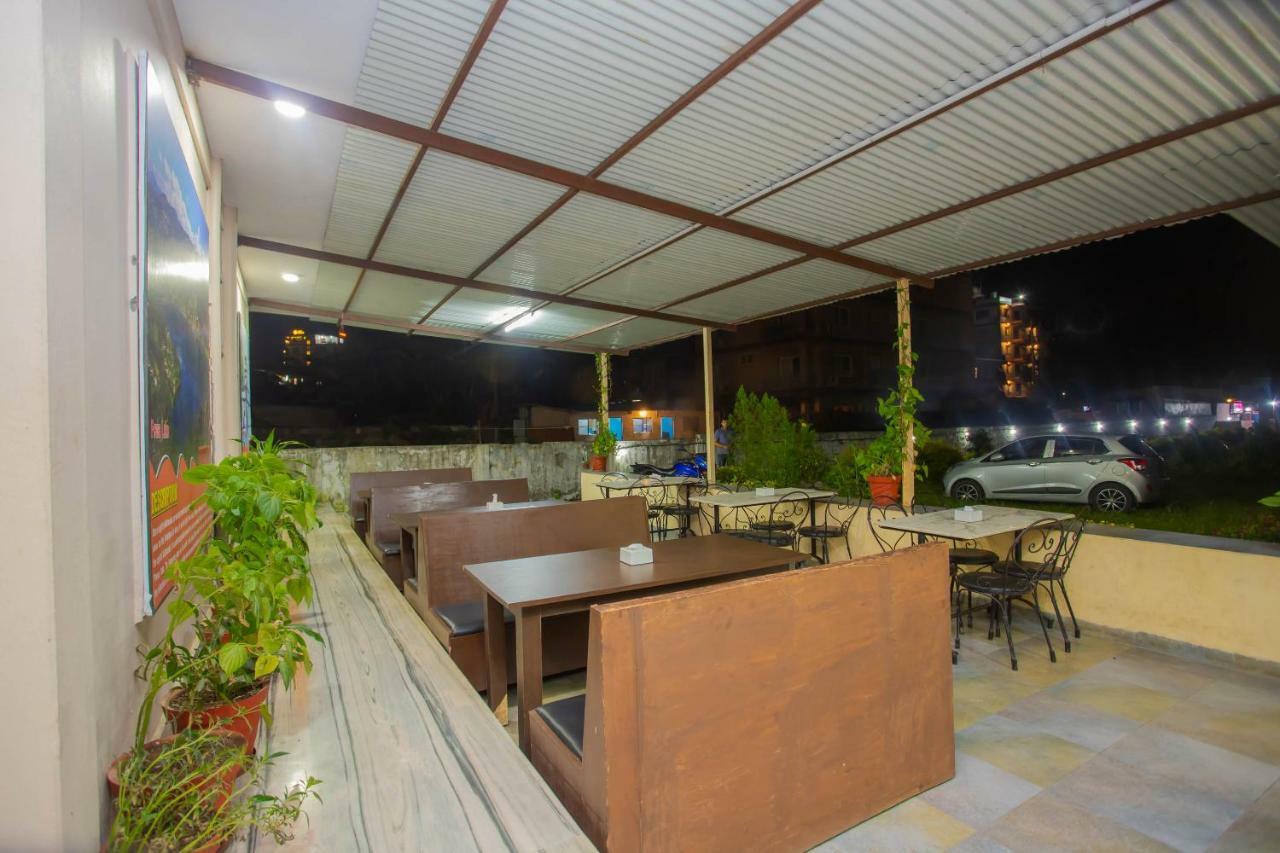 Oyo 575 Api Suites Pokhara Zewnętrze zdjęcie
